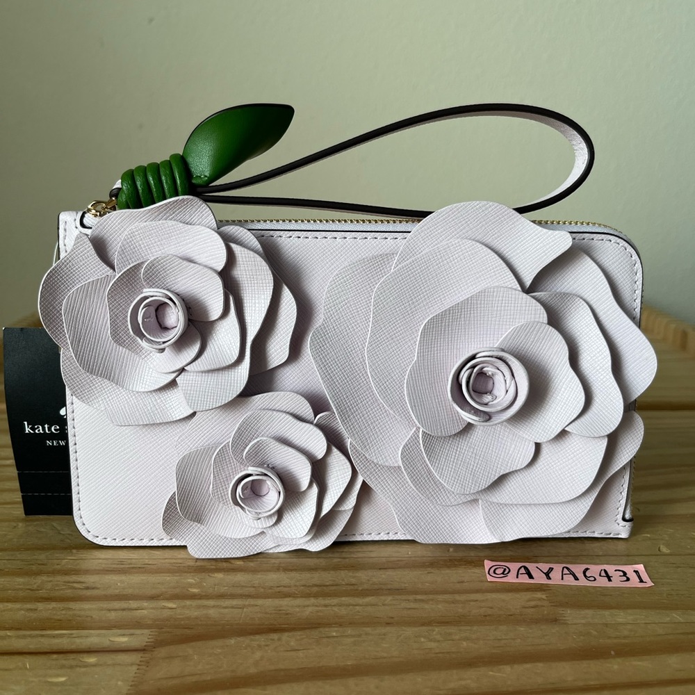 Kate Spade Flora Flower Medium L-Zip Wristlet🎈🎈